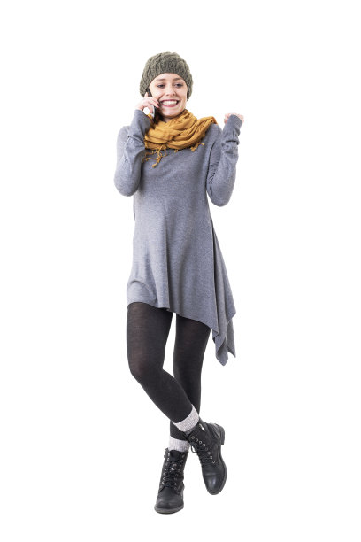 兴奋的年轻时尚的女人庆祝手机上的好消息图片下载