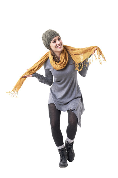 活泼开朗的年轻时尚女子鞠躬，微笑着拿着围巾。图片下载