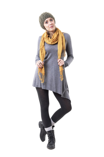 酷炫独特的风格年轻可爱的女人在冬天的衣服摆姿势。图片下载