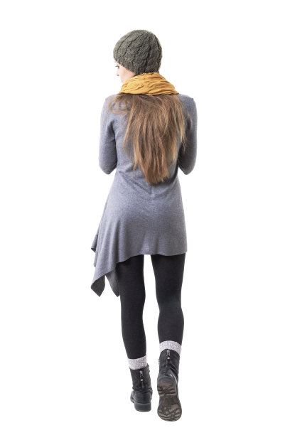 后视图独特的风格潮女孩在冬天的衣服走远拿着围巾图片下载