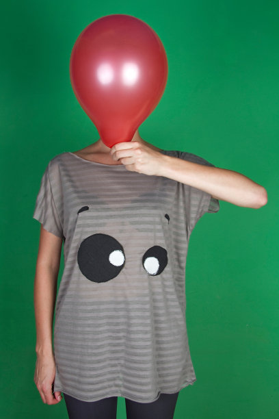 妇女与他们的脸覆盖气球绿色屏幕-图像图片下载