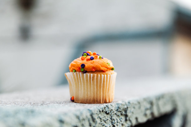 橙色香草奶油节日迷你纸杯蛋糕图片下载