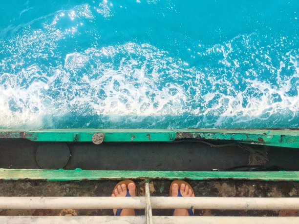 人们在张岛渡轮上俯视海面上的泡泡水。图片下载