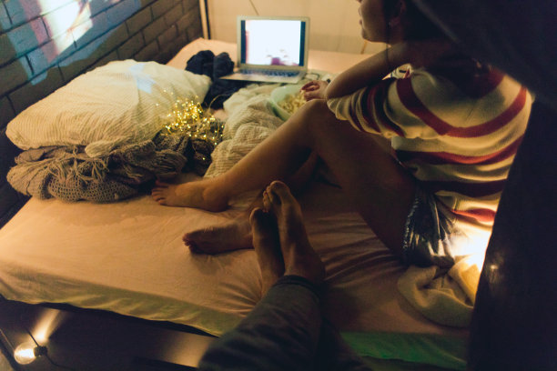 一对年轻夫妇在家庭影院看电影图片下载