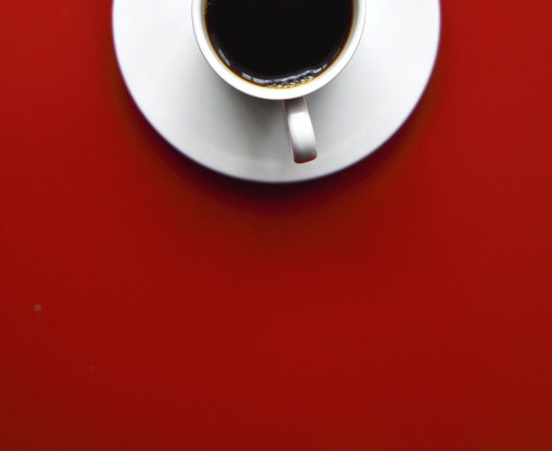 一杯红底黑咖啡图片下载