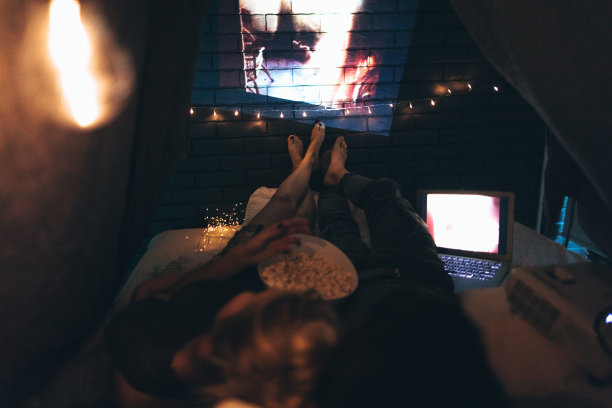 浪漫的家庭影院之夜图片下载