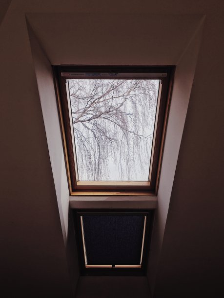 阁楼上的窗户图片下载