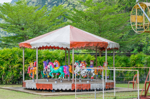 森林里的旋转木马图片下载