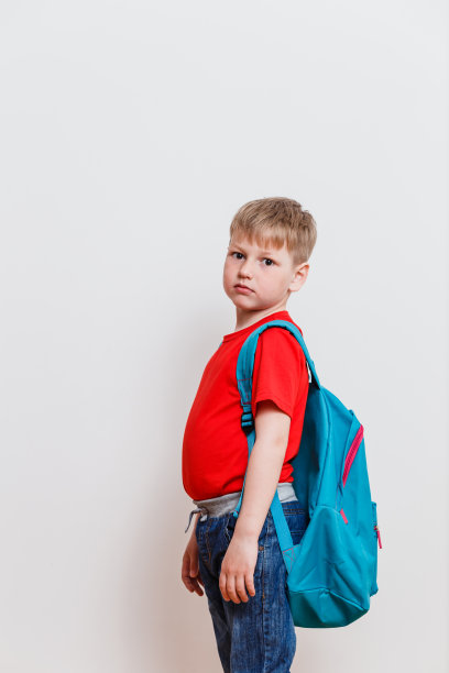 穿红色t恤和背包的男孩图片下载