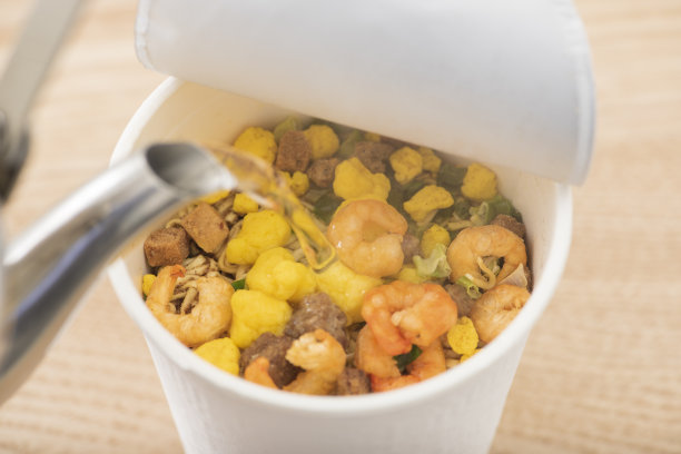 泡面，倒热水素材图片