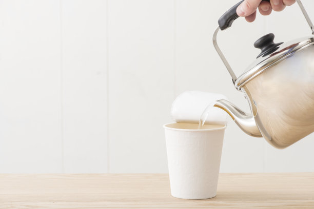 泡面，倒热水素材图片