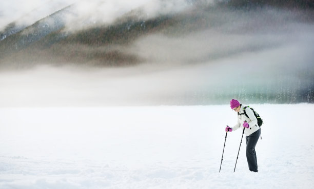 在雪中前行图片下载
