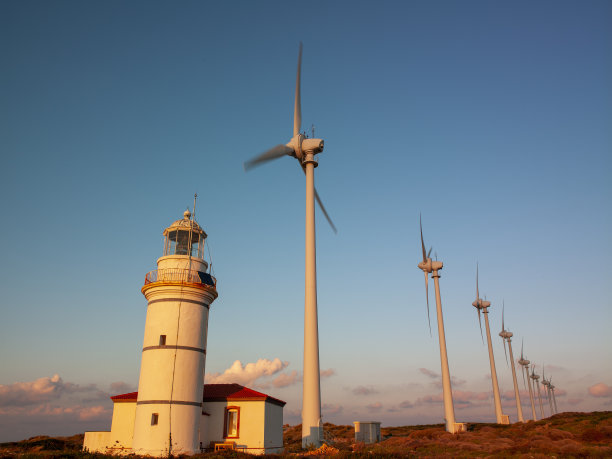 灯塔和风力涡轮机图片下载