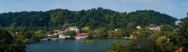 斯里兰卡康提湖和寺庙的全景图片下载