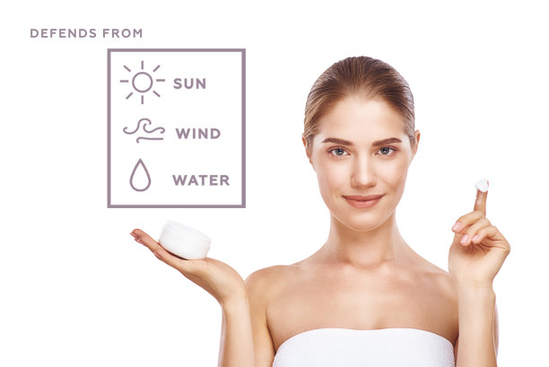 如何保护皮肤?健康年轻妇女的肖像在毛巾与光泽的新鲜皮肤测试面霜而站在白色的背景。皮肤护理的概念。图片下载