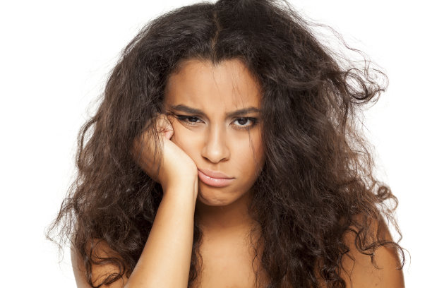 一个不幸的年轻女人的肖像，黑皮肤，凌乱的长发在白色的背景图片下载