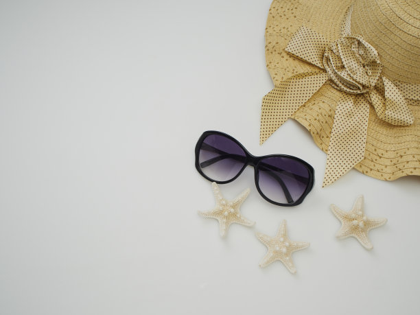 夏天的背景。贝壳、海星和草帽在白色的背景上图片下载