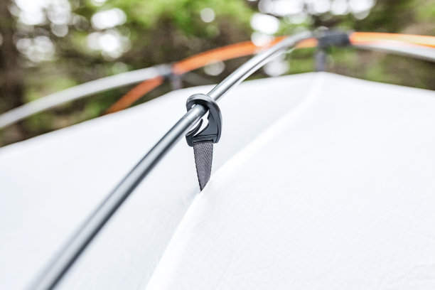 靠近露营帐篷杆的细节。登山设备的概念图片下载