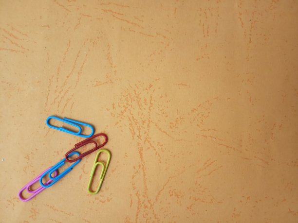 照片平铺橙色纸与红色蓝色黄色回形针箭头形状，为您的背景，背景，消息，引用等图片下载