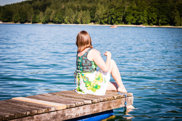 快乐的情侣在湖边的码头度假图片下载