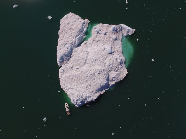 格陵兰岛峡湾中融化的冰山的无人机航拍图像图片下载