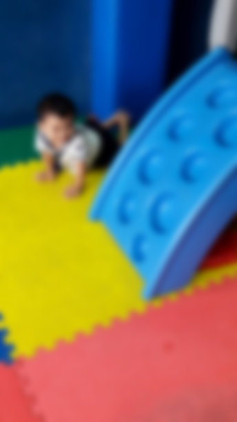 模糊图片可爱的亚洲小男孩在室内操场快乐图片下载