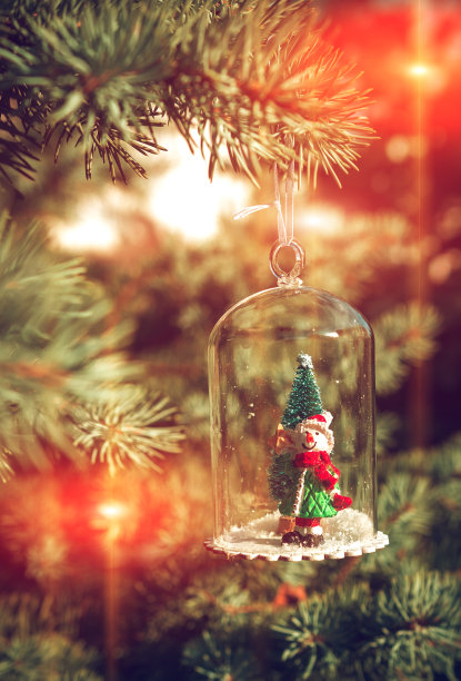 新年和圣诞节的雪人在日落，神话般的图片在一个模糊的背景。图片下载