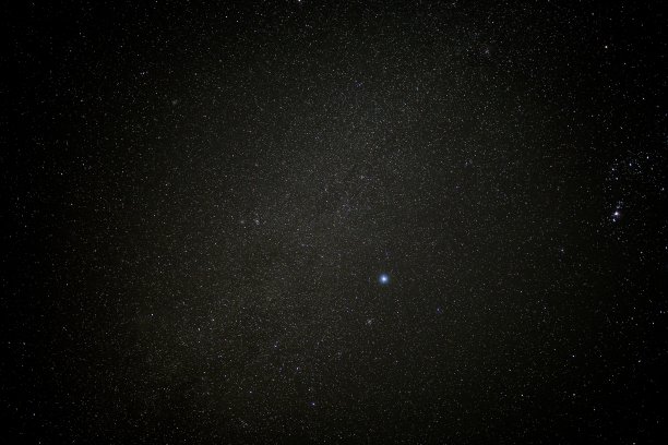 星空下的晴空。有点小插图的风格。图片下载