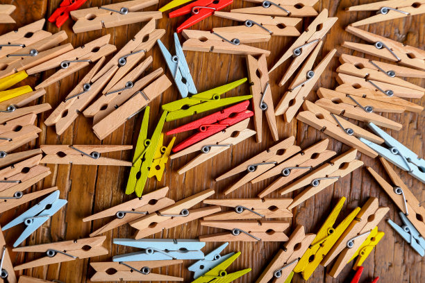 装衣服的夹子散落在桌子上图片下载