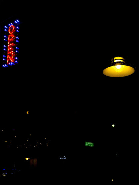 带有光反射的窗户上的霓虹灯开放标志图片下载