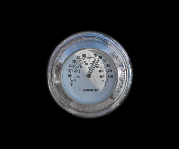 旧圆形铬温度计在黑色背景上孤立图片下载
