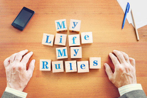 我的生活我的规则。商人在桌子上用木方做了文字图片下载