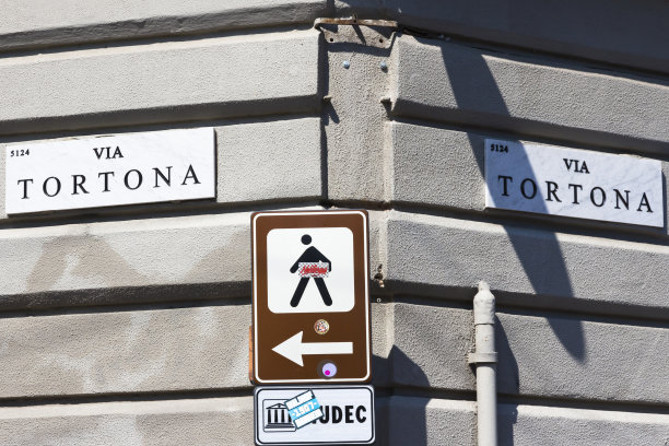 米兰，街道标志，托尔托纳-双大理石面板与道路名称。托尔托纳区是意大利伦巴第重要的时尚和设计部门图片下载