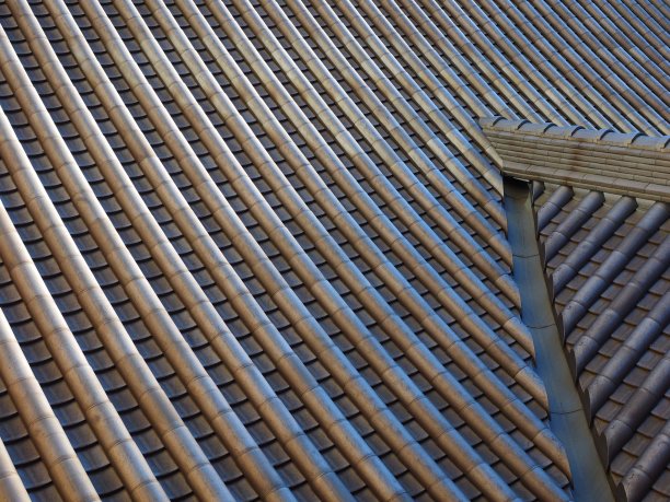 传统日本住宅的屋顶瓦片图片下载