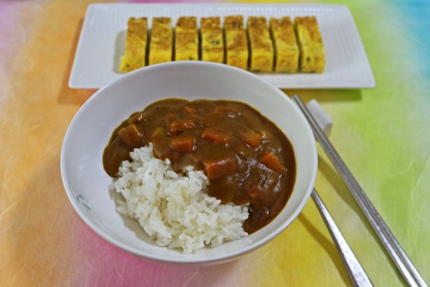 健康美味的食物，咖喱和蛋卷图片下载