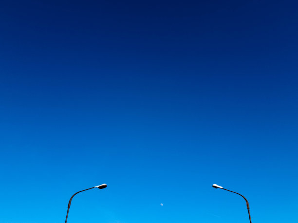 灯柱和月亮。月亮在灯柱间图片下载