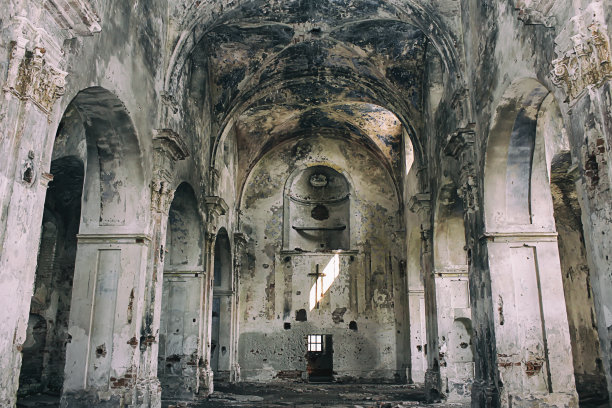 被遗弃和损坏的教堂的内部视图图片下载