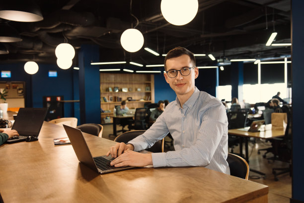 在办公室里戴眼镜的商人图片下载