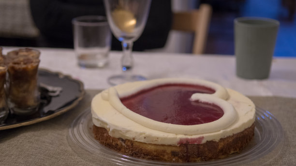 独立单件白色心形芝士蛋糕图片下载