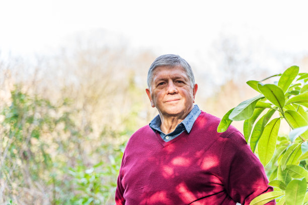 林地里的白人老头图片下载