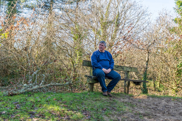 林地里的白人老头图片下载