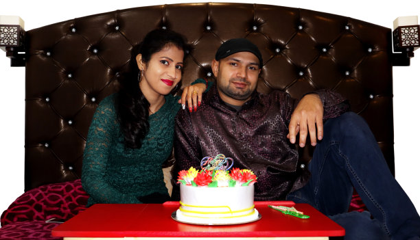 年轻夫妇庆祝结婚周年图片下载