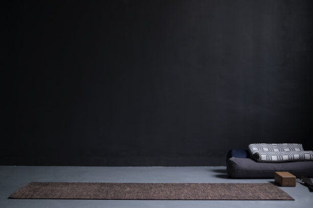 健身房内部配备瑜伽垫和道具。没有人。拷贝空间在黑色的墙上图片下载