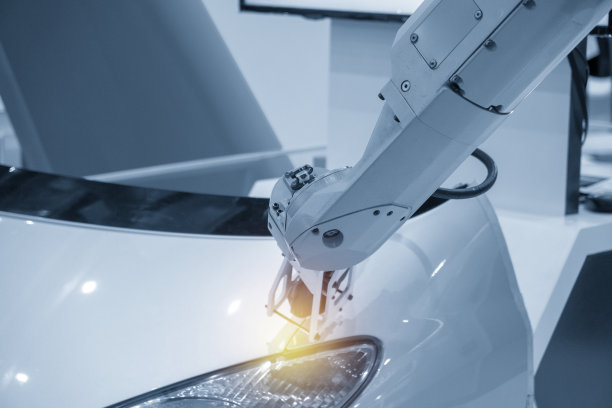 带有扫描探针的机械臂测量汽车零件。图片下载