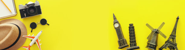 俯视图照片的旅行概念与配件和世界符号在黄色的背景图片下载