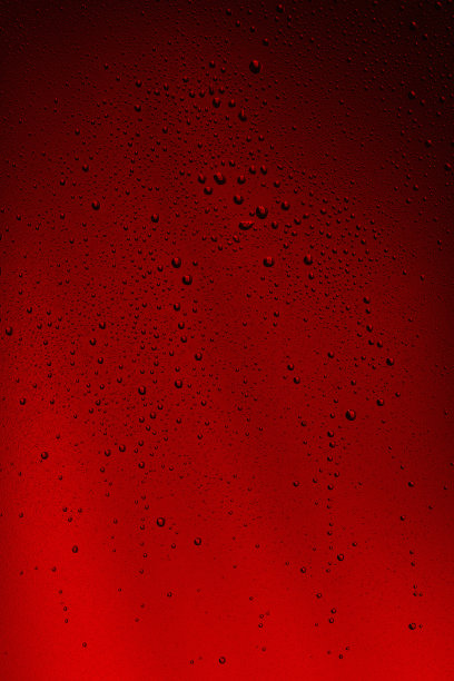 冰镇啤酒杯与水珠凝结。品脱啤酒玻璃图片下载