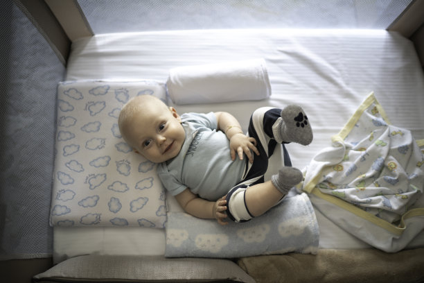 一个可爱的金发小男孩在婴儿床上的肖像图片下载