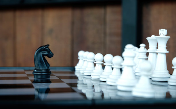 战略象棋战斗智力游戏在棋盘上。成功的象棋战略概念。国际象棋商业领袖和成功的想法。象棋设置在一个木制背景上的象棋棋盘上的照片。图片下载