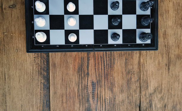 战略象棋战斗智力游戏在棋盘上。成功的象棋战略概念。国际象棋商业领袖和成功的想法。象棋设置在一个木制背景上的象棋棋盘上的照片。图片下载