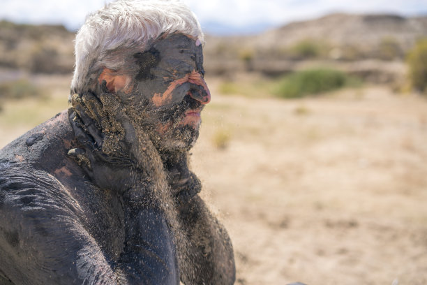 伊塞克-库尔盐湖的高年级学生，脸上沾满泥巴，吉尔吉斯斯坦图片下载